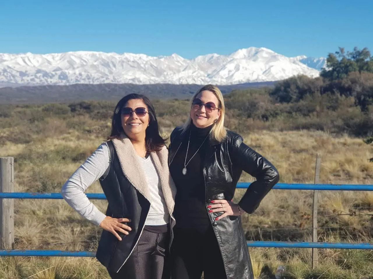 Dos viajeras con la cordillera nevada de fondo