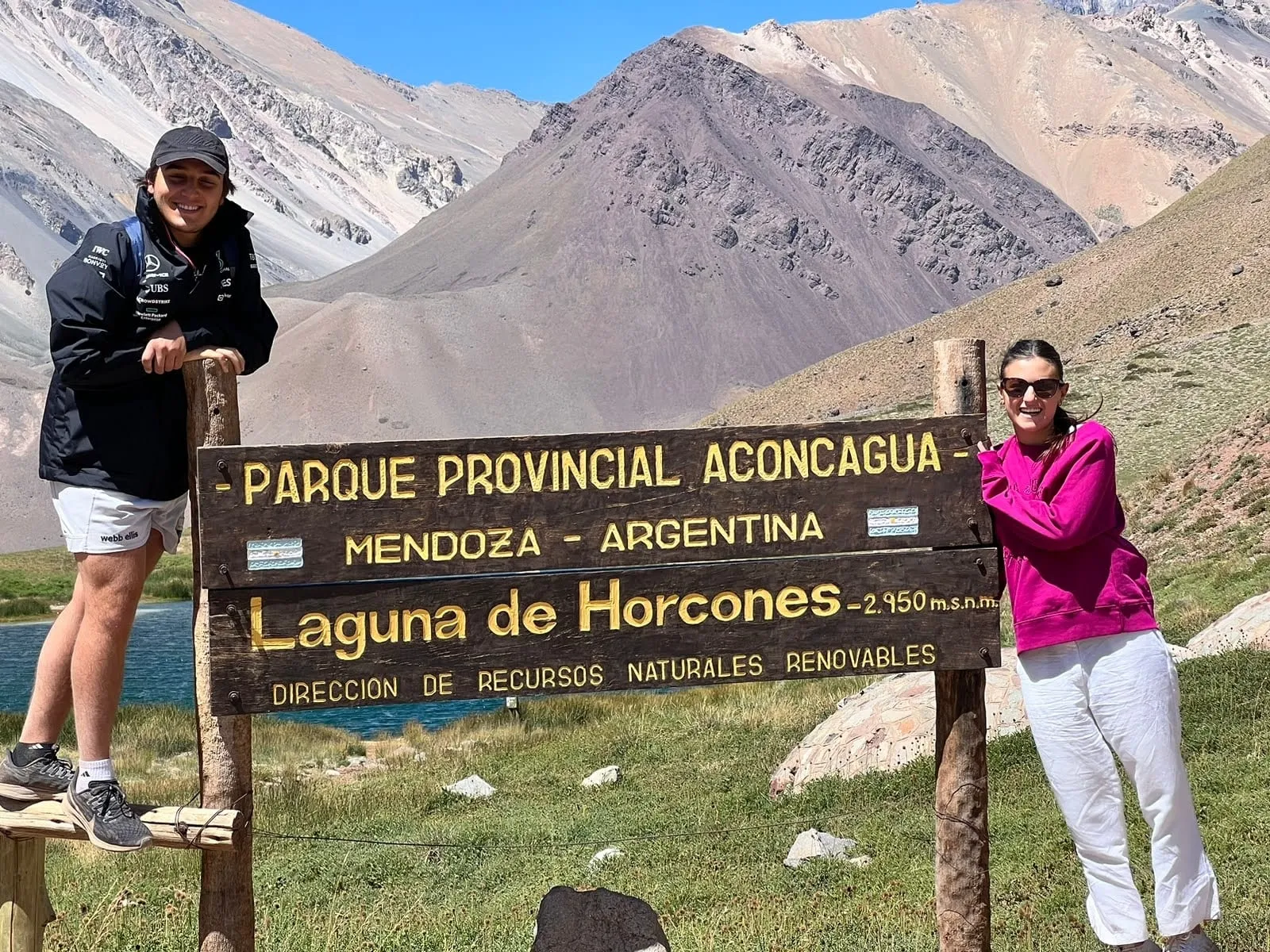 Dos viajeros en la Laguna de Horcones, Aconcagua