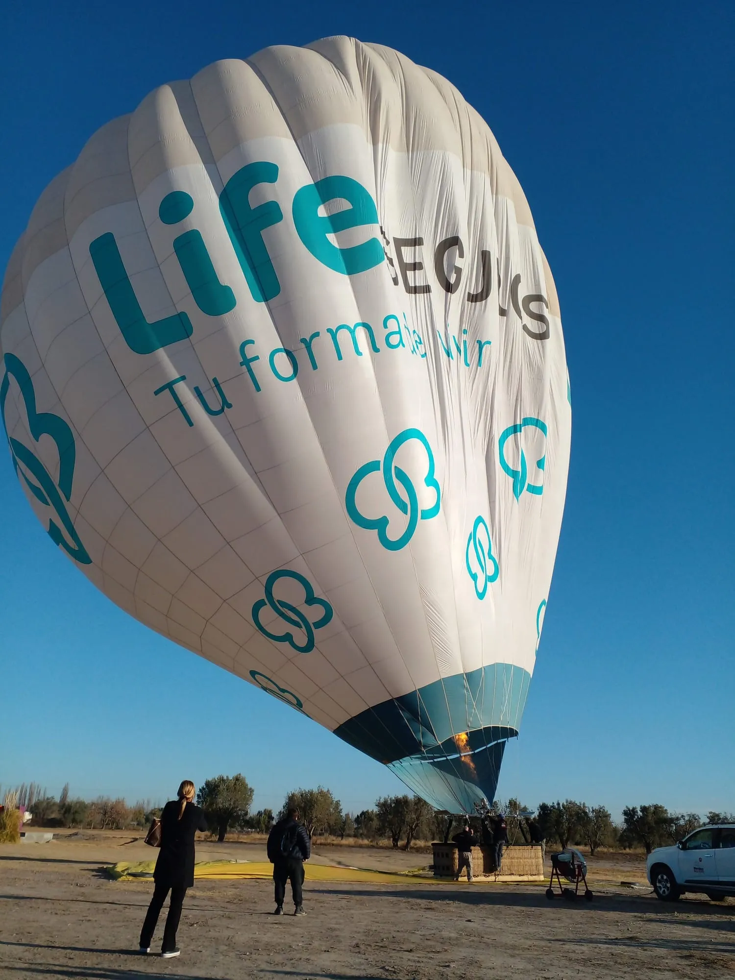 Globo aerostático inflándose al amanecer
