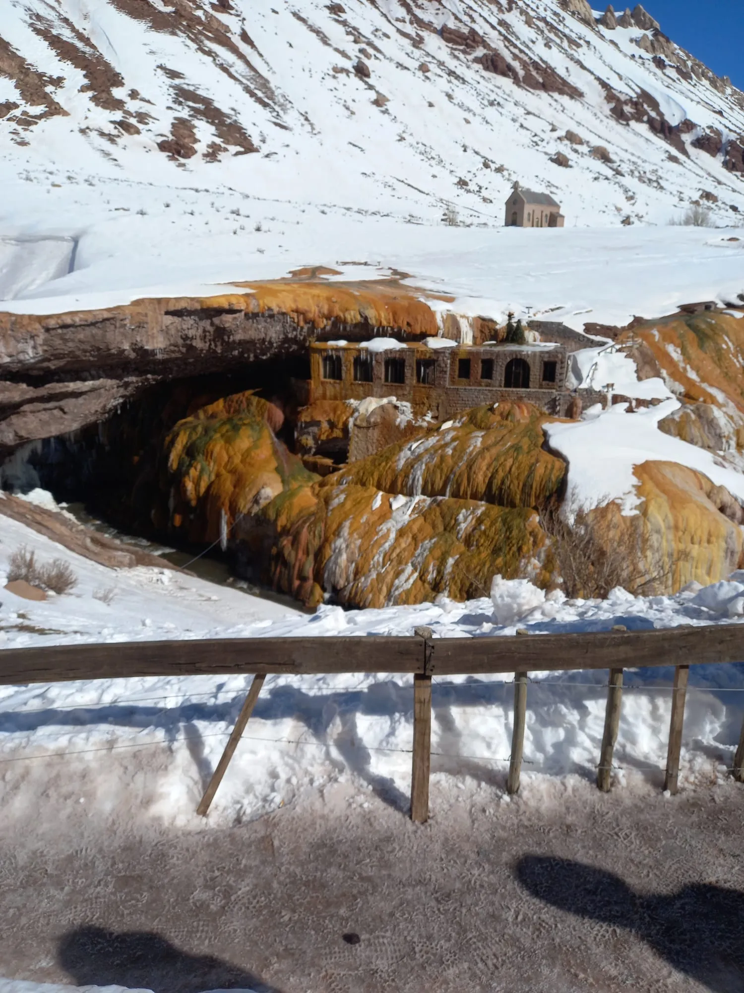El Puente del Inca nevado, en la ruta de alta montaña