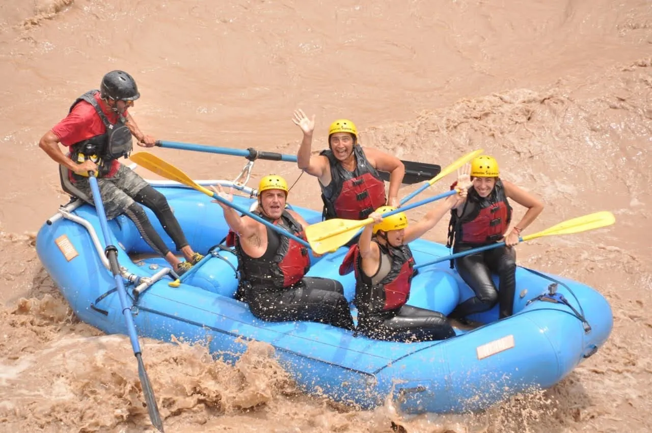 Bote de rafting bajando el río Mendoza