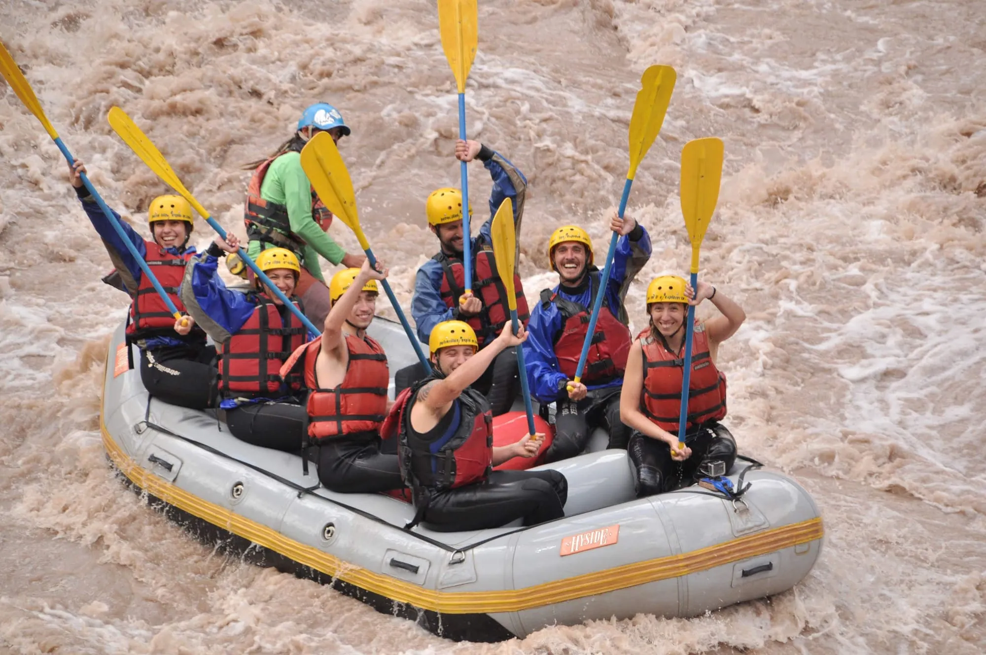 Grupo haciendo rafting en el río Mendoza